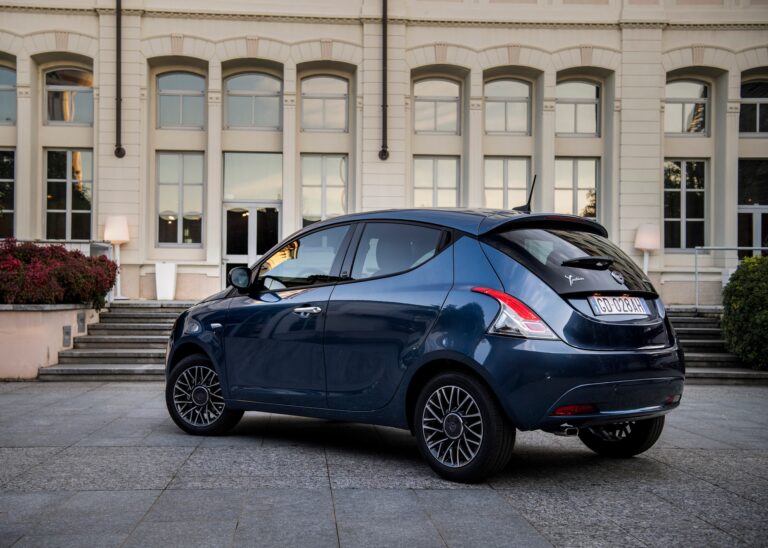 Fiancata-nuova-Lancia-Ypsilon-2021-768x548